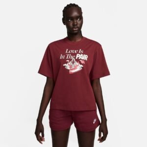 Camiseta Nike Boxy Valentine's Day Feminina