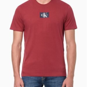 Camiseta Masculina Manga Curta Re Issue Retângulo Calvin Klein Jeans - Vermelho Escuro Camiseta Masculina Manga Curta Re Issue Retângulo Calvin Klein Jeans Vermelho Escuro p