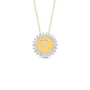 Pingente Medalha Signo Escorpião em Prata 925 e Ouro Amarelo 18k com Topázios Incolores