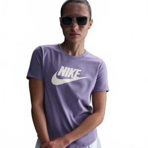Camiseta Nike Sportswear Essentials Feminina