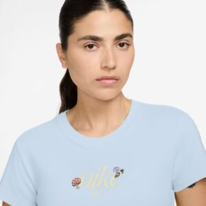 Camiseta Nike Sportswear Chill Knit Feminina